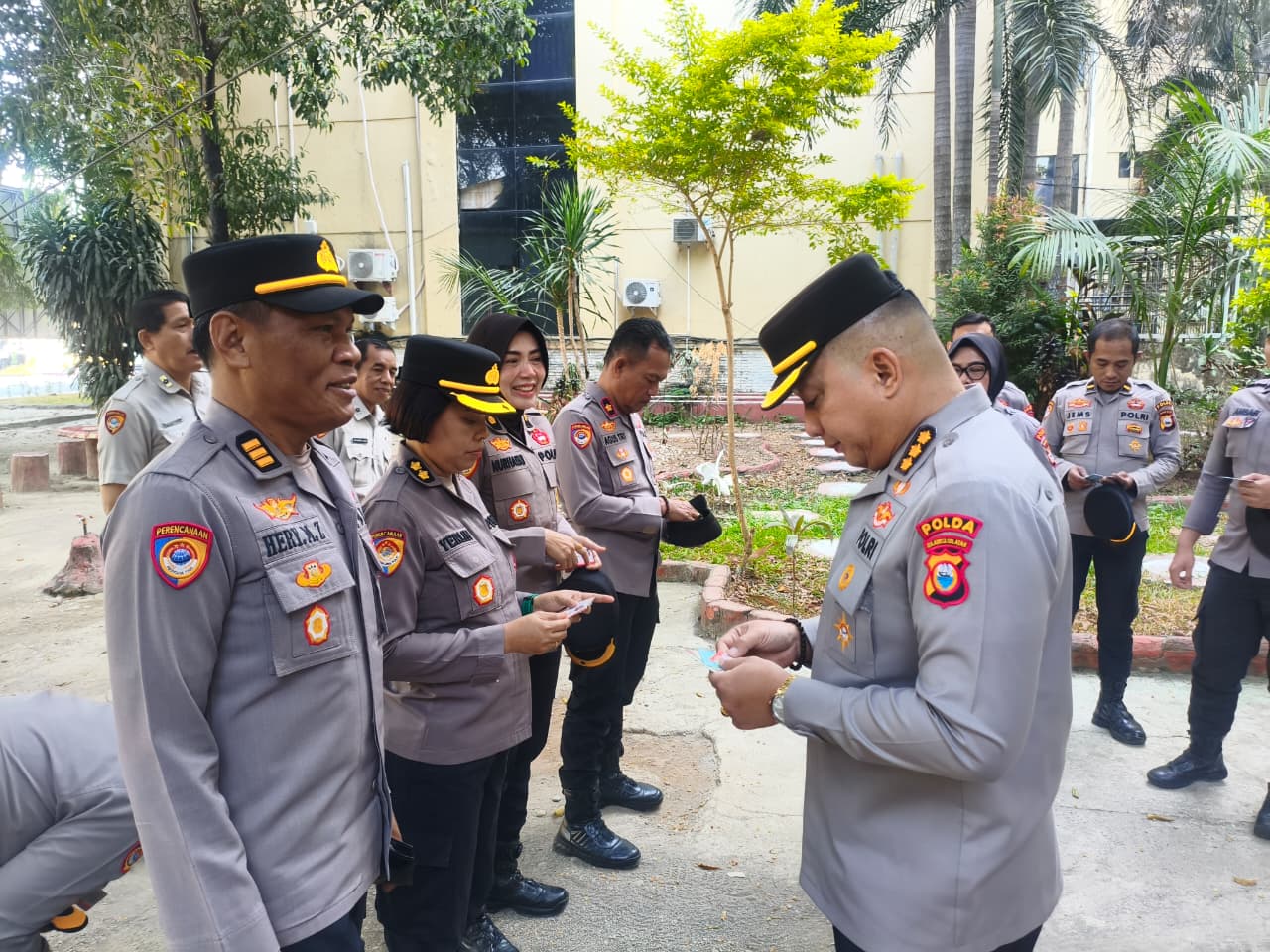 Karorena Polda Sulsel Pimpin Apel Pagi, Tekankan Kesiapan dan Kerapian Personel