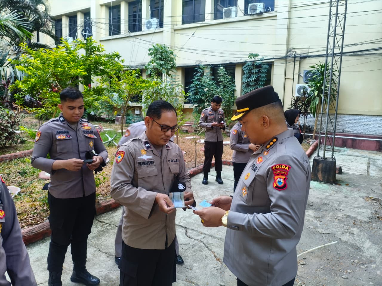 Karorena Polda Sulsel Pimpin Apel Pagi, Tekankan Kesiapan dan Kerapian Personel